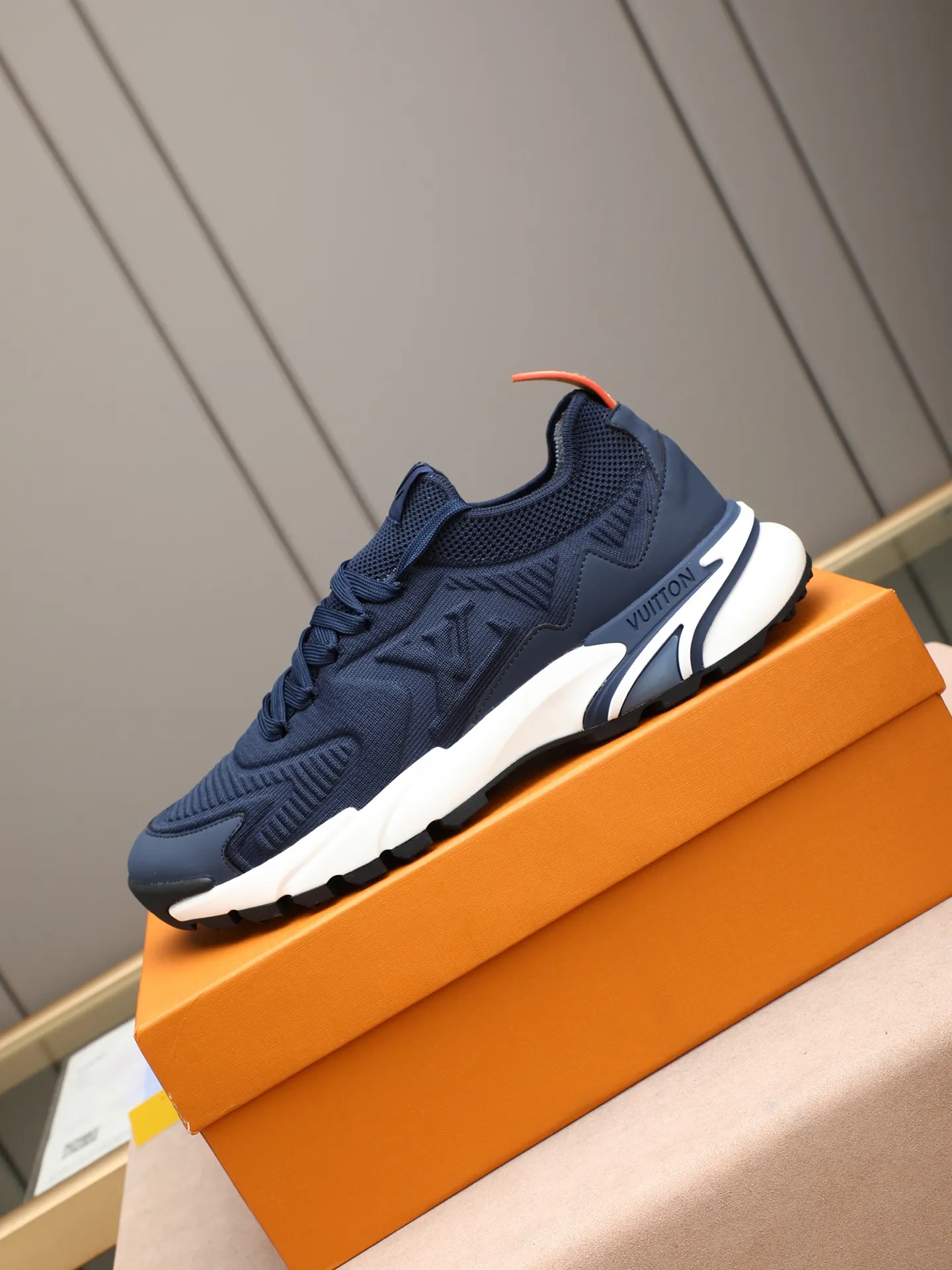 Men's Men's Shoes 💰580 LV Louis Vuitton L Jialu Brand Runner Tatic Series Thick Sole Casual Sports Shoes Running Shoes Original purchase, development and production This LV Runner Tatic sports shoe is blended with fly woven fabric material to interpret the inspiration of traditional mountaineering shoes. The LV letters are written on one side, the Louis Vuitton logo, and the light and wear-resistant rubber outsole completes the whole package. The delivery counter is exquisitely packaged🛍📦 ▪️Fabrics: Original imported custom fly-woven fabric ▪️Inner lining: Original custom-made breathable mesh ▪️Sole: Original open-molded anti-slip rubber combination material ▪️Sole thickness: 4CM ▪️Size: Men's 38-44 (45 custom-made)